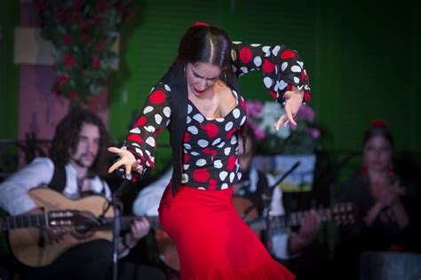  Soleá de Cádiz: La mélancolie flamenco se mêle à la passion brute des rythmes endiablés